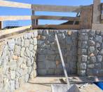 Pietra di Luserna: rivestimento  di una piscina con bugnato irregolare di luserna